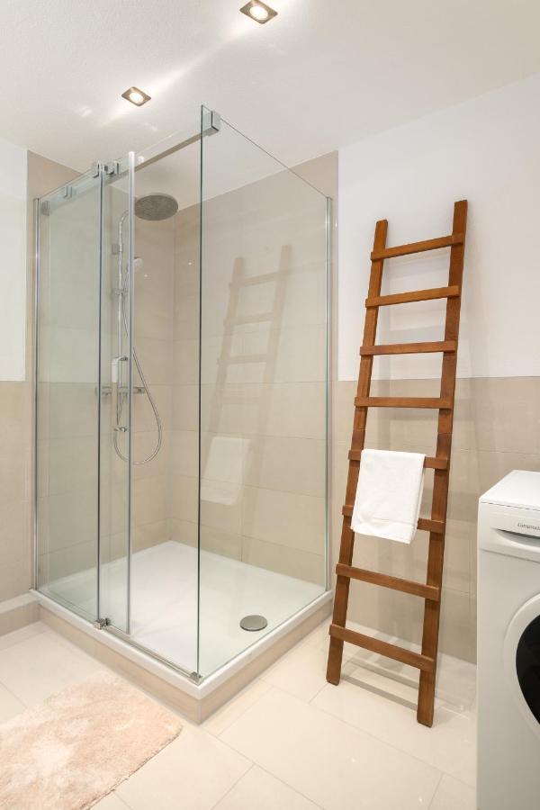 Unique Zentral Gelegene 2 Zimmer Maisonettewohnung Inkl Tiefgaragenplatz 菲林根-施文宁根 外观 照片
